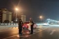 汽車沒油拋錨橋面，漢中交警蜀黍推車施救!縮略圖