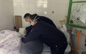 寧強(qiáng)一八旬老人家中不慎摔倒，民警及時(shí)救助縮略圖