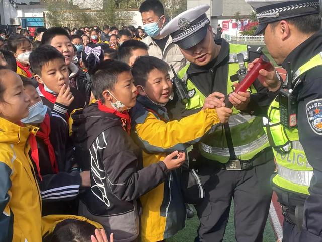 【全國中小學(xué)生安全教育日】漢中交警一大隊(duì)開講啦！插圖