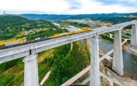明年5月通車！漢巴南鐵路巴中段鋪軌完成縮略圖