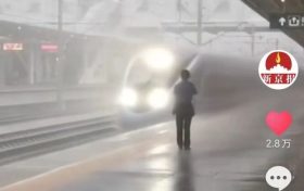 漢中火車站“風雨玫瑰”客運員，感動萬千網(wǎng)友……縮略圖