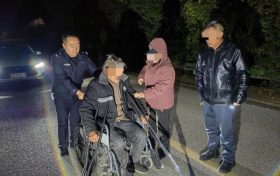 以警心暖民心，民警深夜救助走失老人回家縮略圖