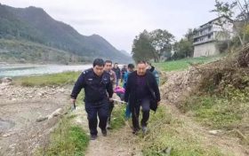點(diǎn)贊！七旬老人意外落水，警民合力緊急營(yíng)救！縮略圖