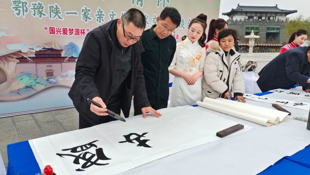 飲水思源話漢江旅游文化藝術(shù)博覽會(huì)第三站在襄陽(yáng)成功舉辦 飲水思源話漢江旅游文化藝術(shù)博覽會(huì)第三站在襄陽(yáng)成功舉辦