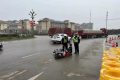男子騎車滑倒，城固交警暖心幫助縮略圖