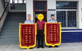 民警快速找回遺失錢包，群眾贈送錦旗致謝！縮略圖