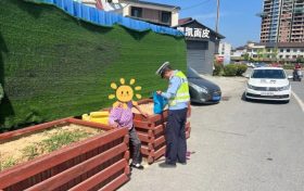 一名老人突然中暑癱坐路邊，幸好…縮略圖