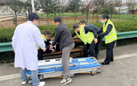 漢中式厚道！陜西交控集團(tuán)漢寧分公司工作人員緊急救助突發(fā)心梗貨車司機(jī) →縮略圖